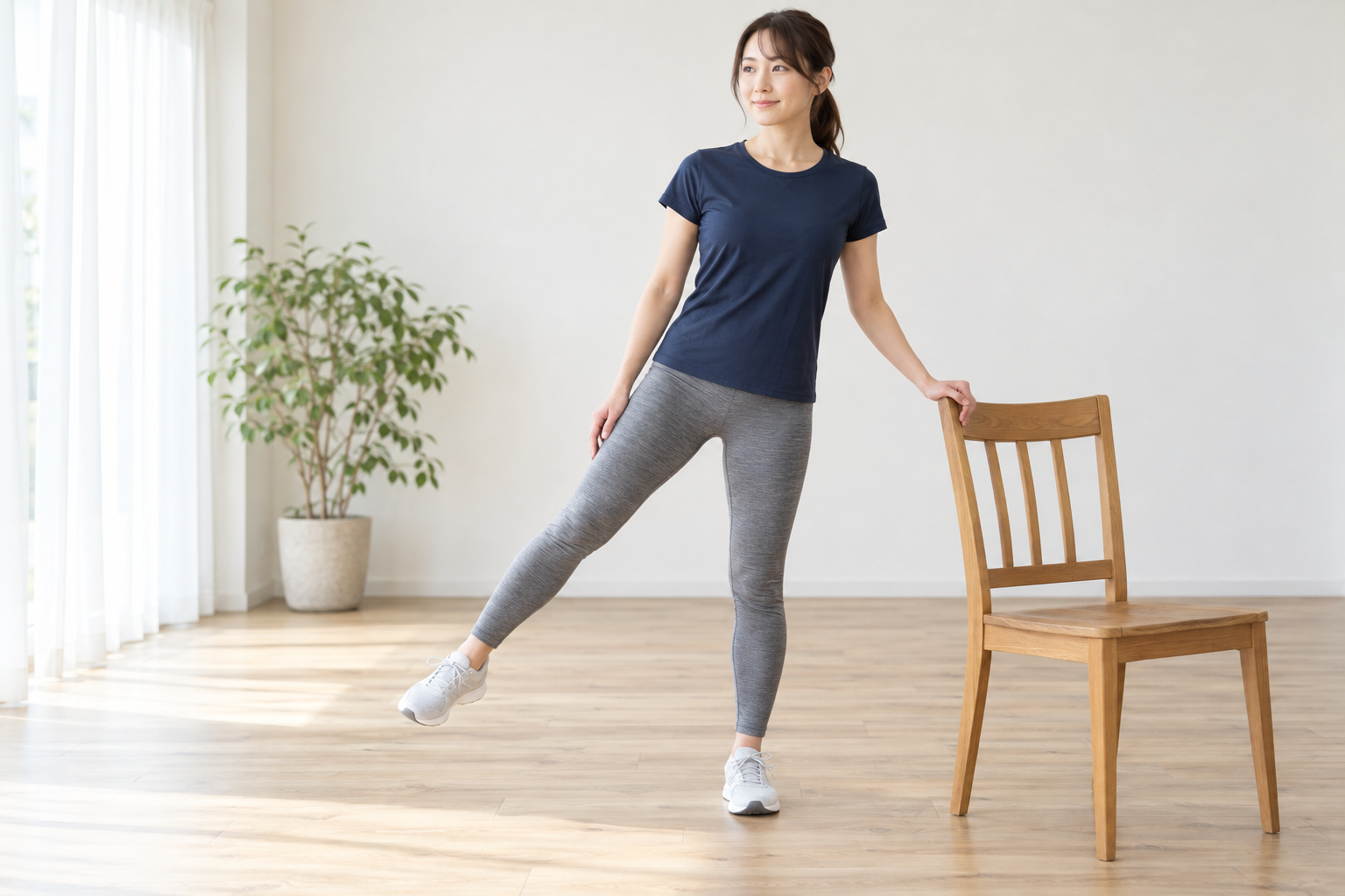 安定した椅子に手を添えて脚を横に小さく動かすイメージ
