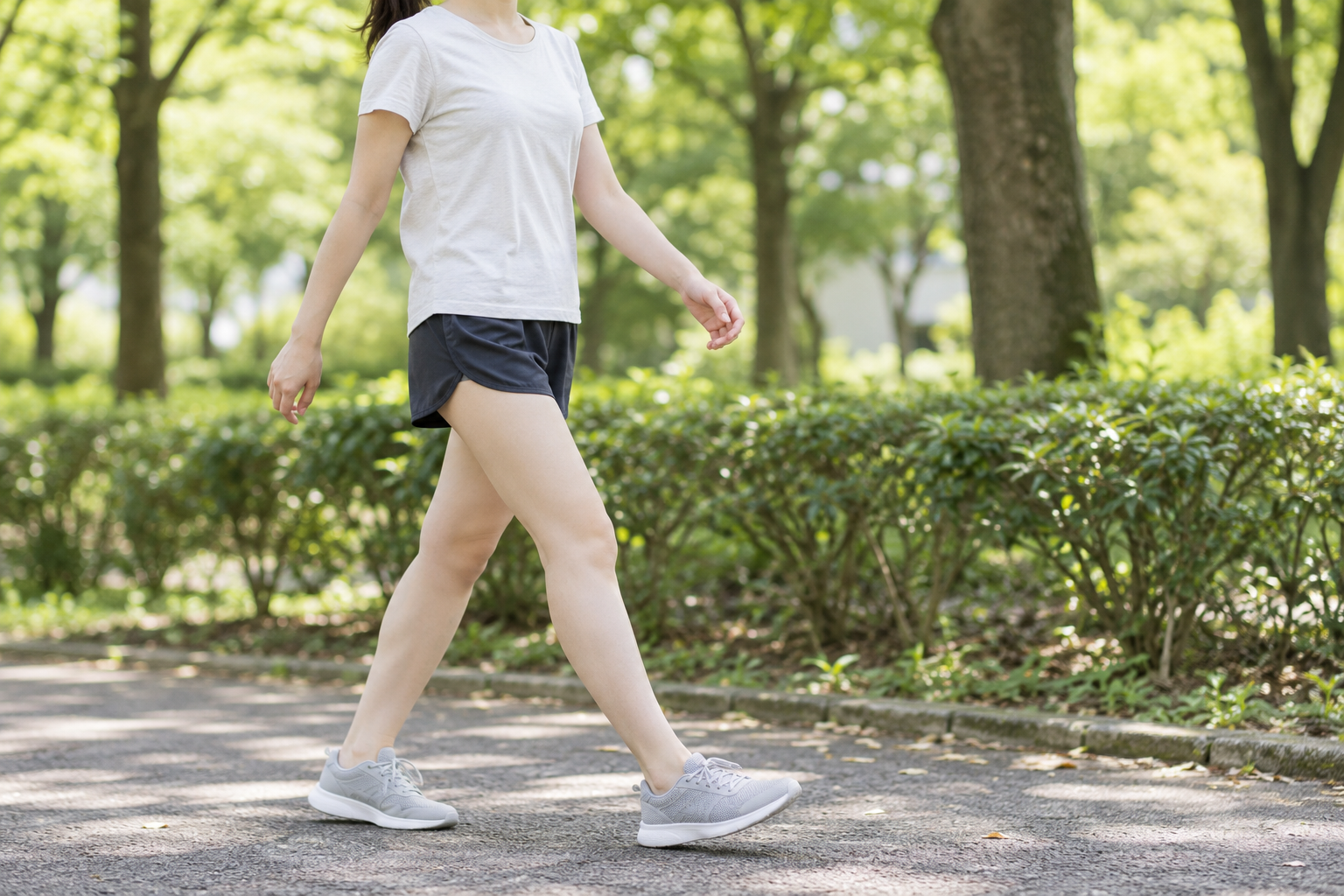 平らな道を歩きやすい靴で歩く女性のイメージ