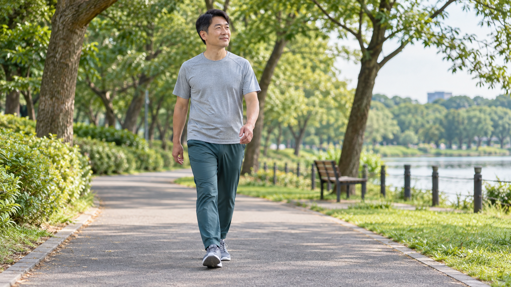平らな公園の道をゆっくり歩く男性
