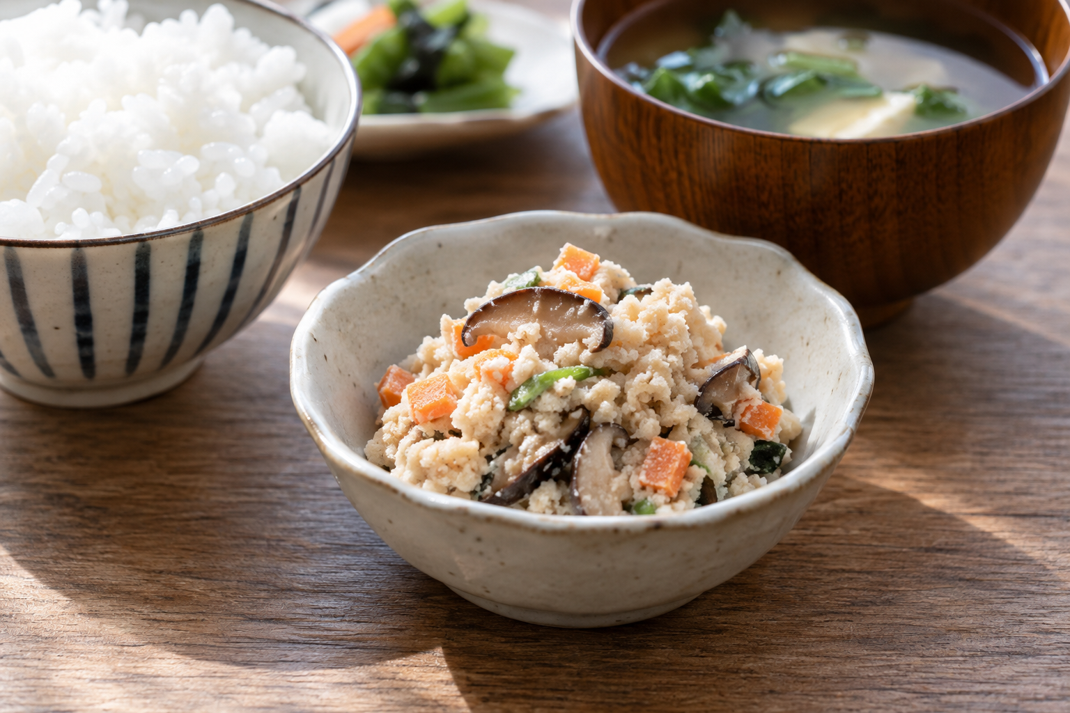 おからの副菜とご飯や汁物を組み合わせた食事