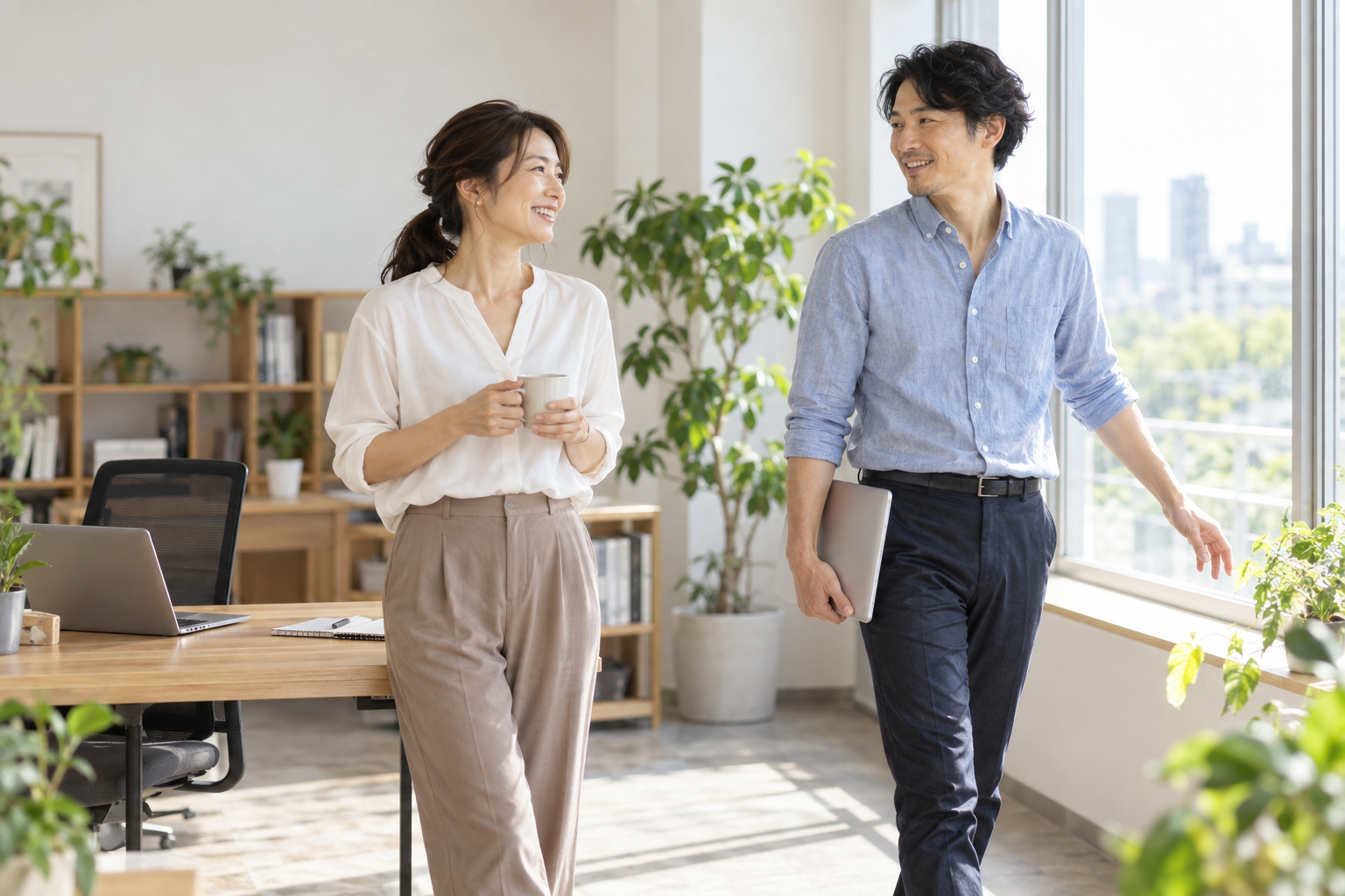 デスクから立ち上がり短い休憩を取る男女のイメージ