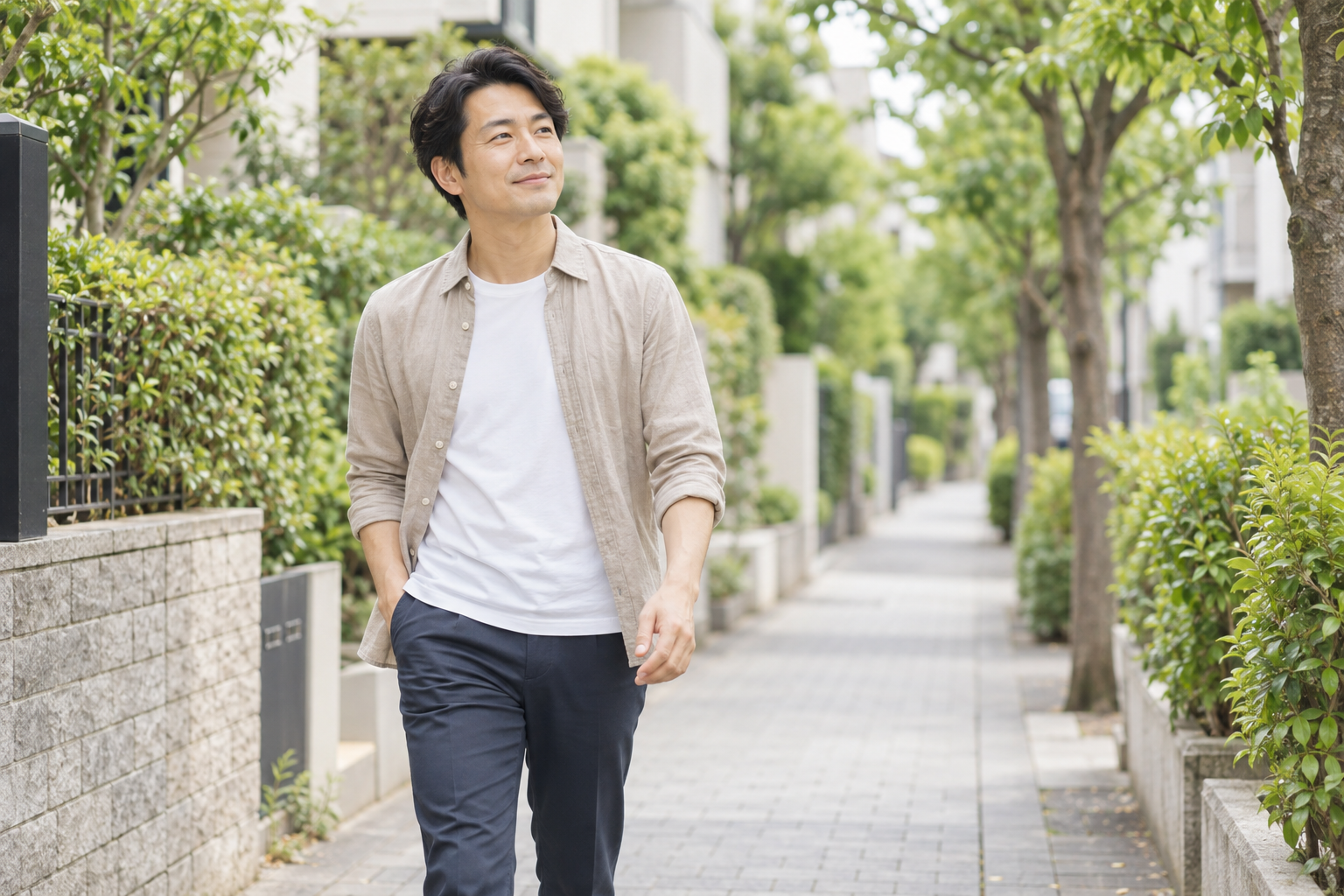 曇りの朝、普段着で住宅街を無理なく歩くイメージ