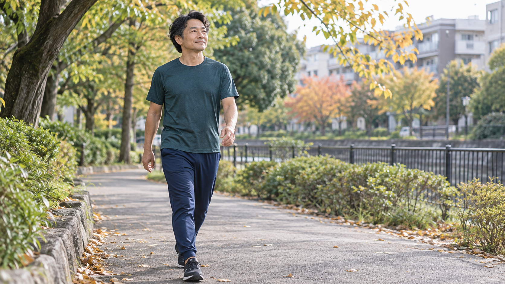 無理のないペースで公園の道を歩く男性のイメージ